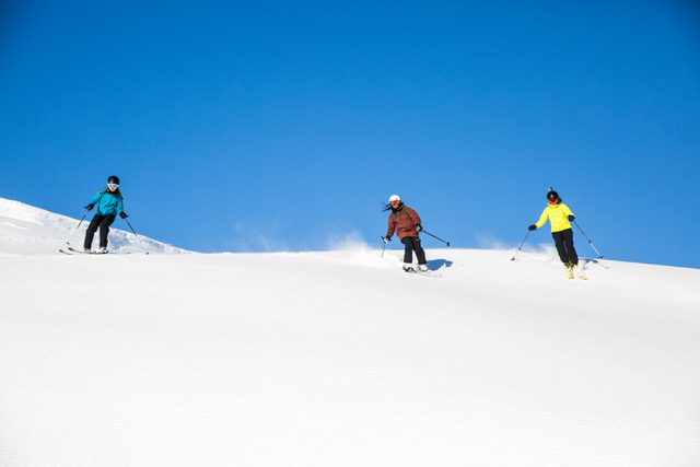 Slalomkjørere mot blå himmel